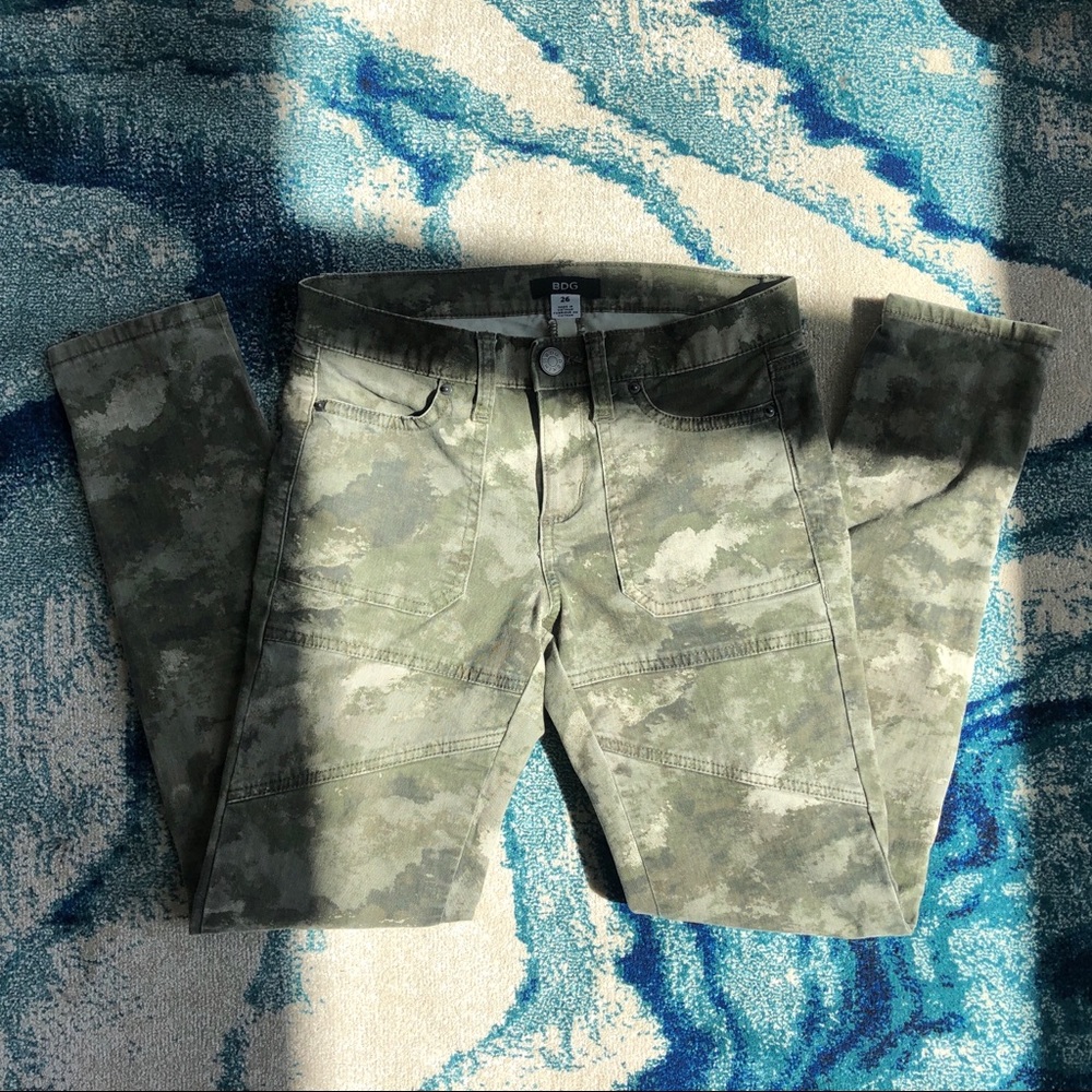 UO BDG Camo Cropped pants